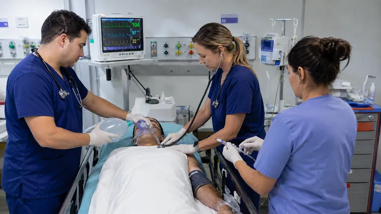 Equipe multiprofissional estabilizando paciente com suporte de oxigênio e monitorização
